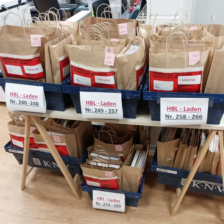 Viele gepackte Tüten mit Schulbedarf stehen zur Abholung bereit